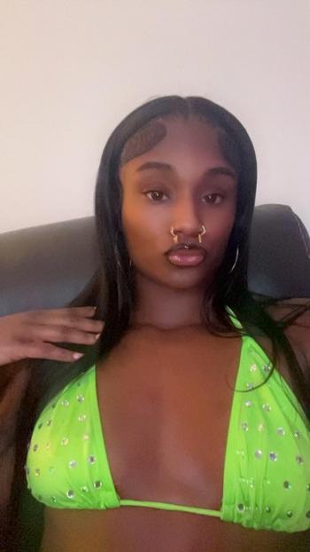 S O M O N E , 22  female escort, Huntsville